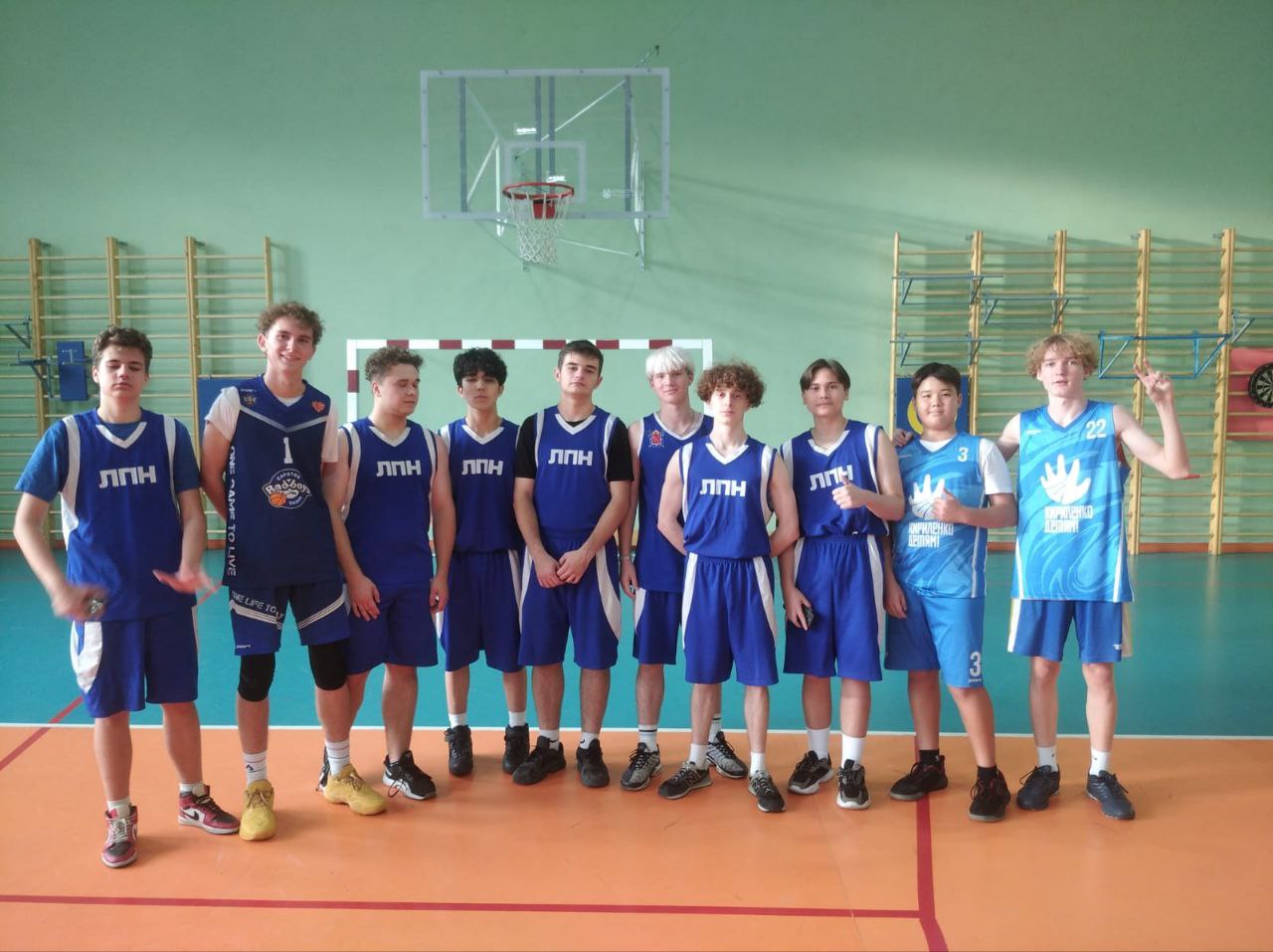 Баскетбольная команда лицея победила в игре с командой 66 школы в первой игре районных соревнований по баскетболу!.